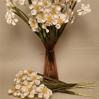 pinseliljer hvide gule grønne blade kunstige plastik blomster genbrug gammel blomsterbuket